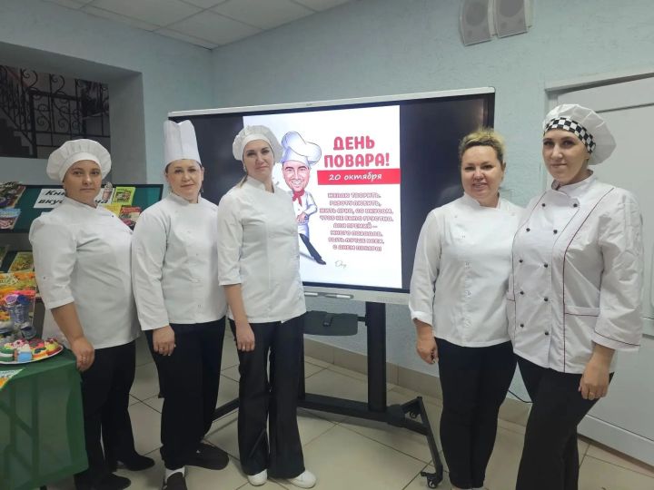 Зәй студентлары пешекчеләр көнендә кондитер ризыклары күргәзмәсе оештырды