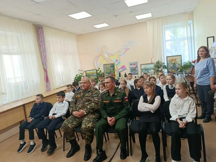 Әтиләр укучылар белән аралашты