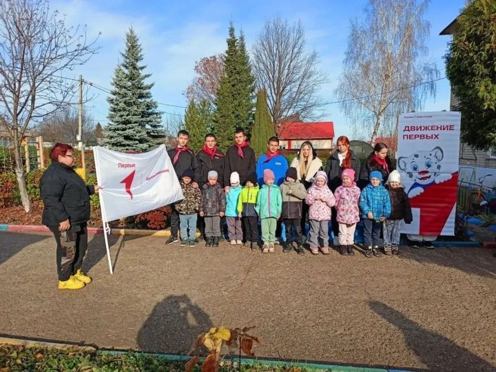 Зәйдә балалар һәм волонтерлар кышлаучы кошлар өчен җимлекләр әзерләделәр