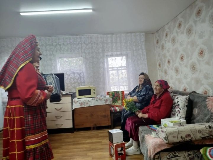 Дмитрово авылында хезмәт ветеранын 90 яшьлек юбилее белән котладылар