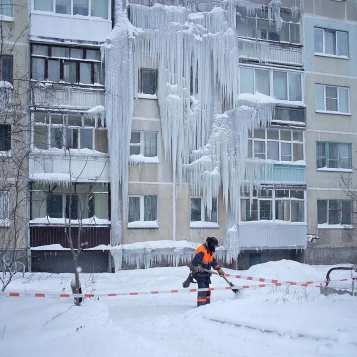 В Татарстане возбуждено более 40 дел за снег и наледь на крышах