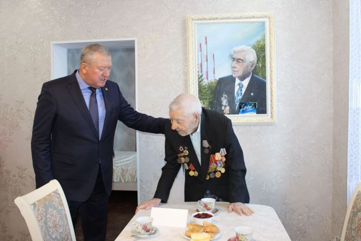 Зәйдә Бөек Ватан сугышы ветеранын Ватанны саклаучылар көне белән котладылар
