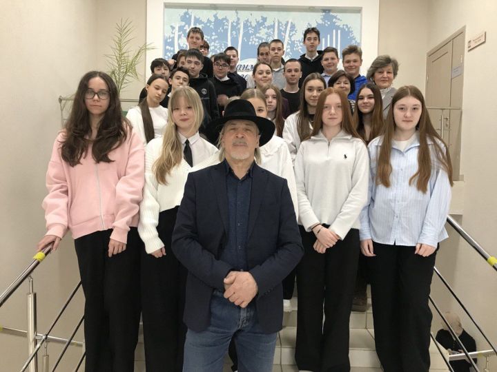 В Заинске школьники встретились с художником и скульптором Фазылом Шиаповым