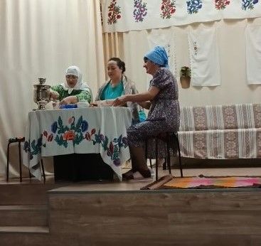 Бура-Киртәдә маскировка челтәрләре үрүче хатын-кызлар өчен спектакль күрсәттеләр