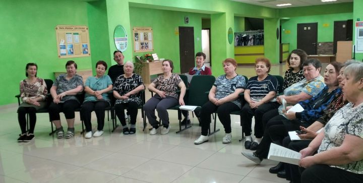 Мирный бистәсендә үткән елларның классик  җырлары буыннарны берләштерде