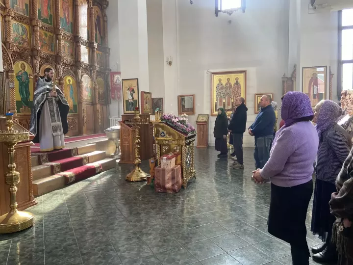 Середина поста: зачем верующие сегодня собрались в Свято-Троицком соборе