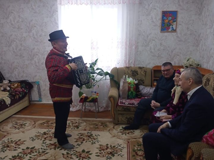 Зичәбаш авылында яшәүче җырга-моңга гашыйк Раиса әбине 96 яше белән котладылар