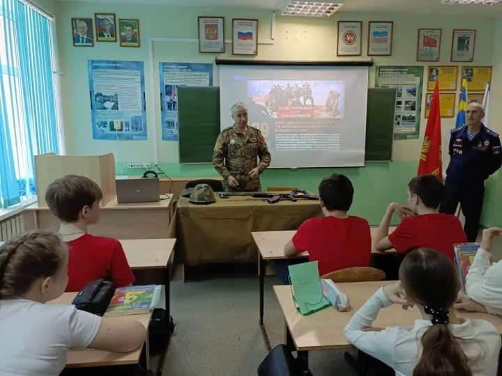 Зәй укучылары белән легендар 6нчы ротаны искә алдылар