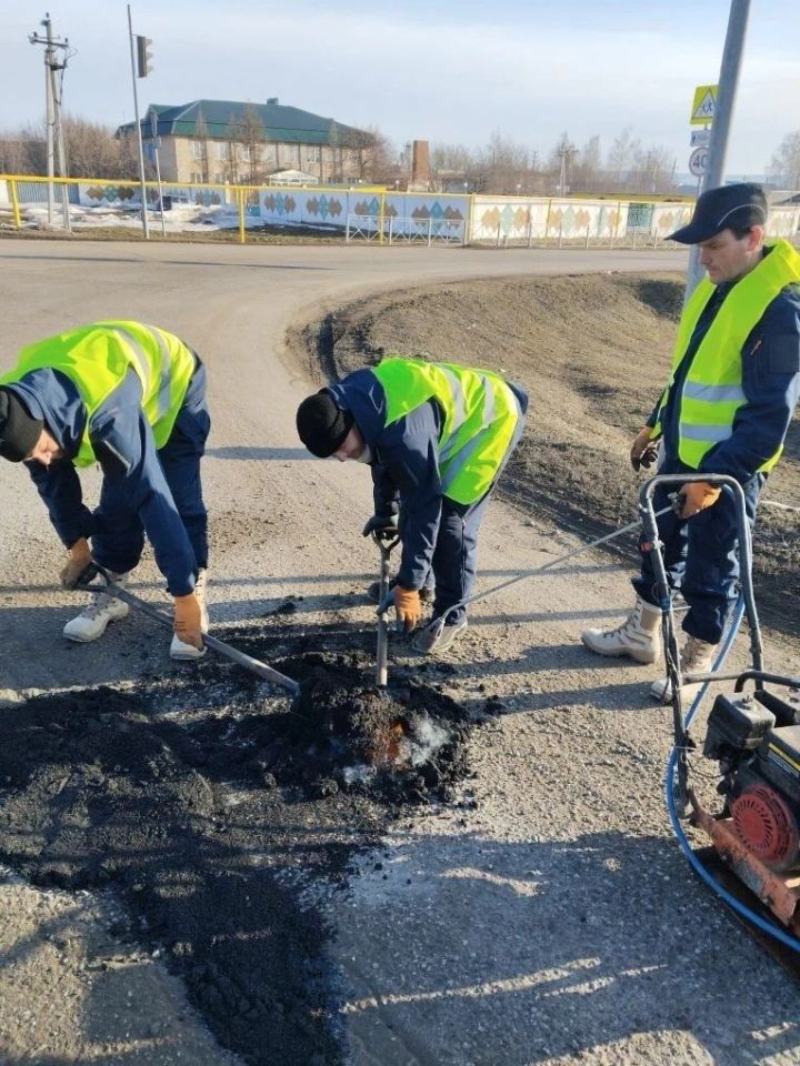 Зәй юлларында чокырларны ямау эше дәвам итә