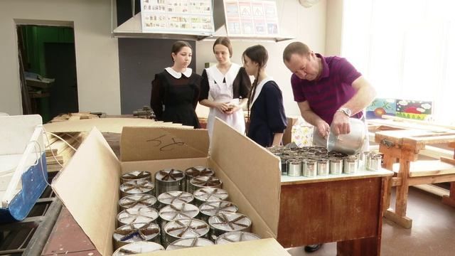 Тепло детских рук: в Кадыровской школе заливают окопные свечи для бойцов