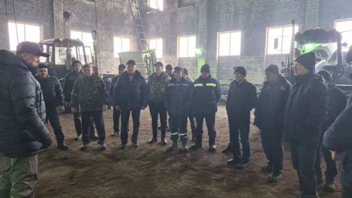 Район башлыгы хуҗалыкларда язгы кыр эшләре барышы белән танышты