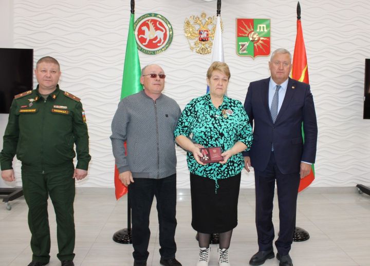 Зәйдә махсус хәрби операциядә һәлак булган геройларның гаиләләренә дәүләт бүләкләре тапшырылды