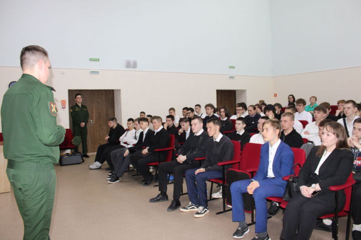 Армия хезмәте урынына контракт: Зәй студентларына БПЛА гаскәрләрендә хезмәт итү турында сөйләделәр