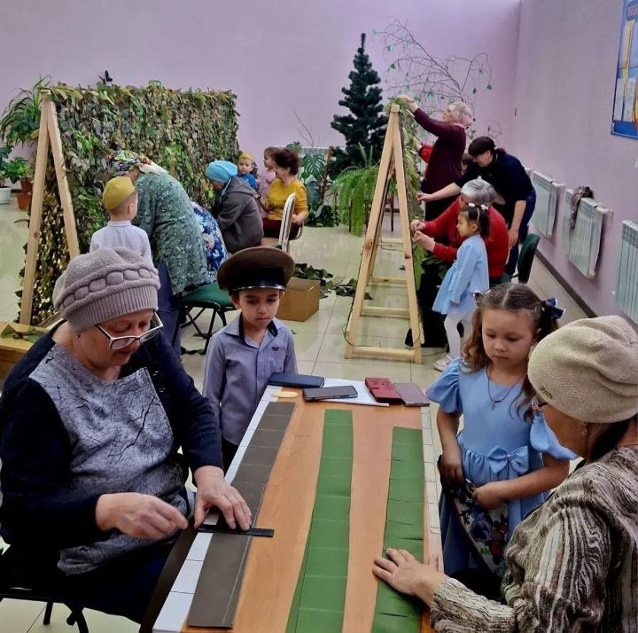 Кадер бакчасында тәрбияләнүче балалар маскировка челтәрләре үрүчеләр янында булды