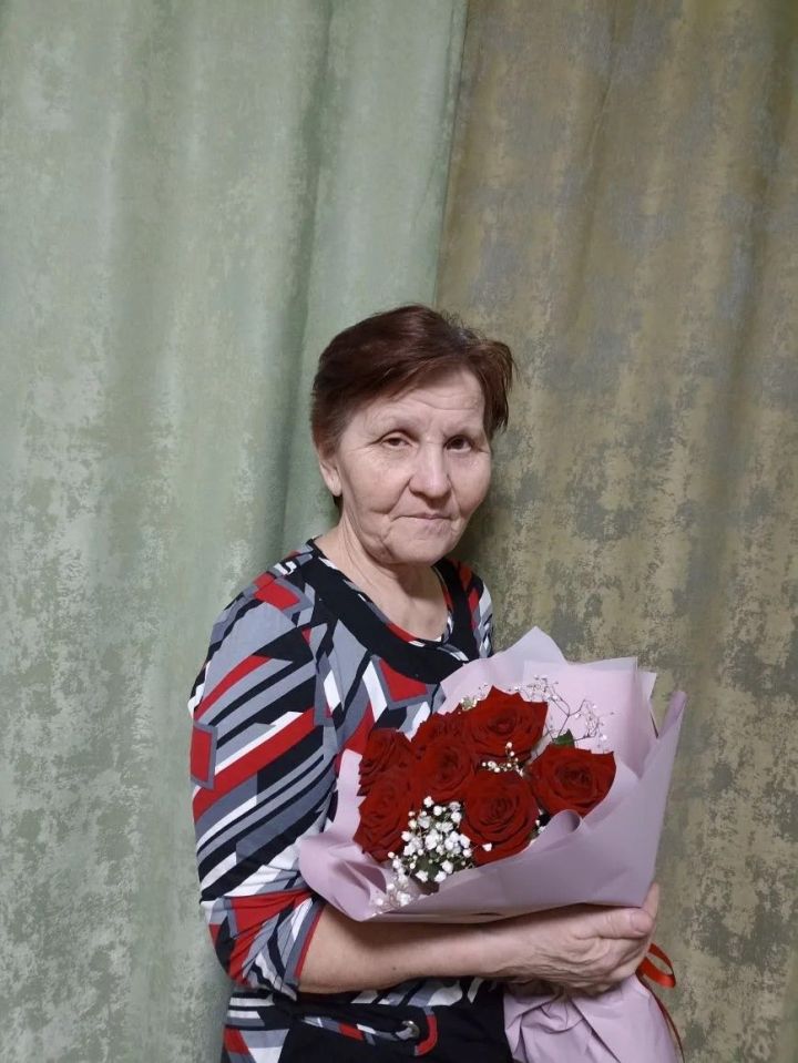 Миннезалия Хайруллина на протяжении 24 лет наводила чистоту в Светлоозерской школе