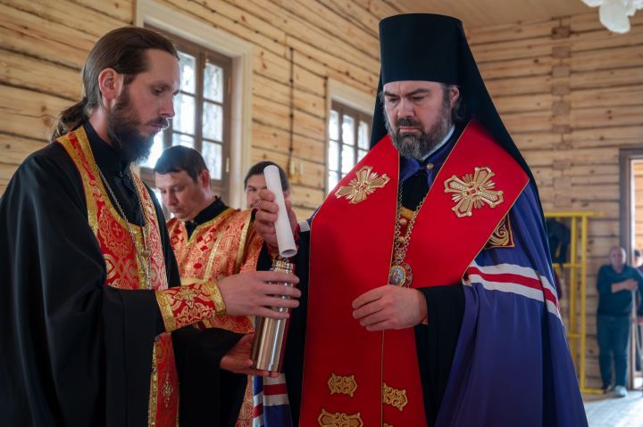 Югары Багражда торгызылучы Изге Троица чиркәве нигезенә капсула салынды