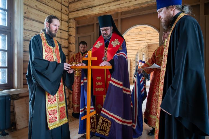 Югары Багражда торгызылучы Изге Троица чиркәве нигезенә капсула салынды