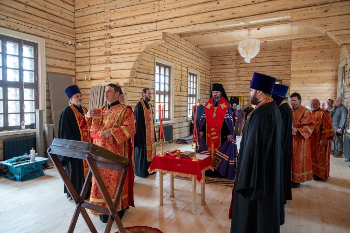 Югары Багражда торгызылучы Изге Троица чиркәве нигезенә капсула салынды