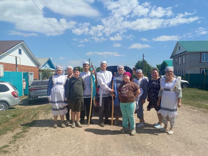 Кадер авылында күңелле итеп, авылны ямьләп, Сабантуйга бүләк җыйдылар
