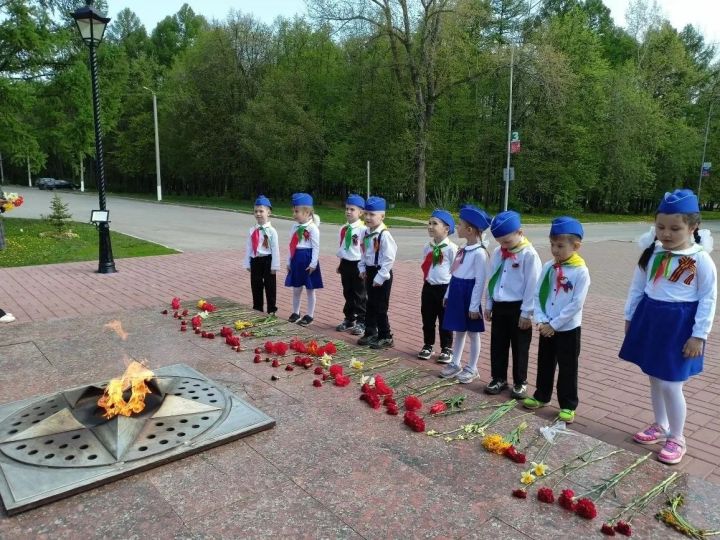В Заинске юные инспекторы движения почтили память героев: акция «Помним, гордимся, благодарим!» тронула сердца горожан