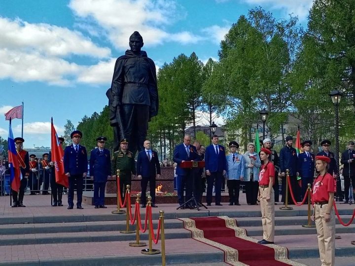 Тантаналы митингта батырларга дан җырланды