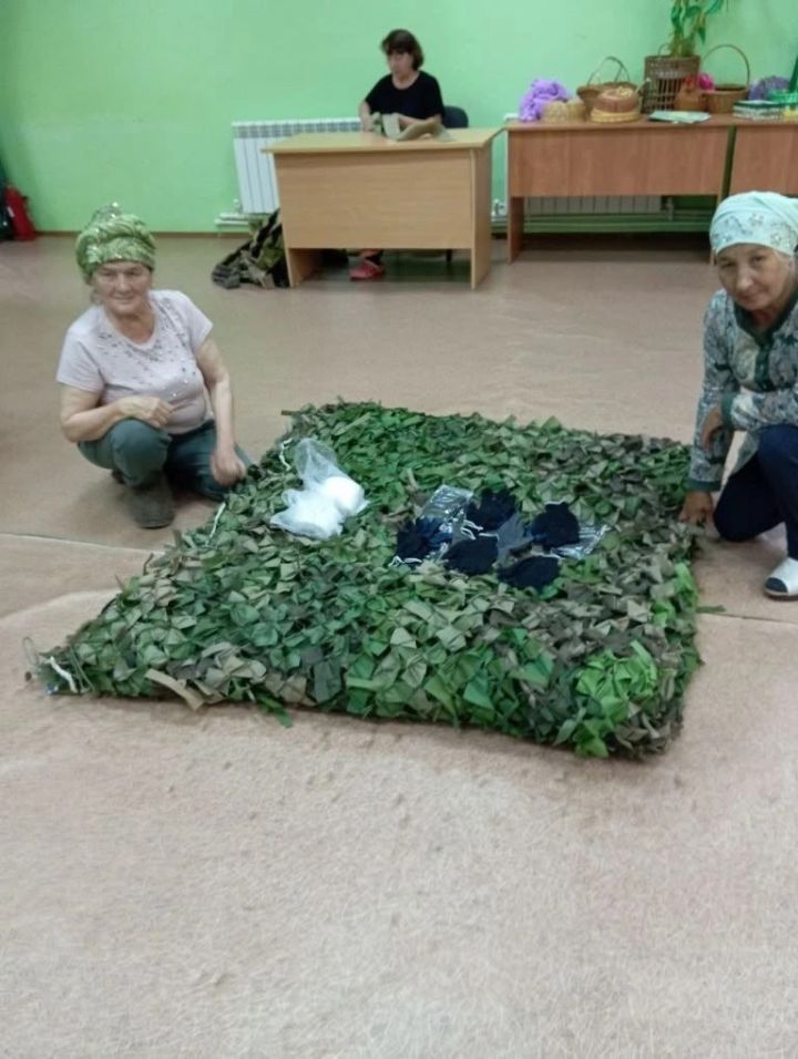 Сармашбаш апалары һәр көн эшкә барган кебек маскировка челтәре үрергә йөри