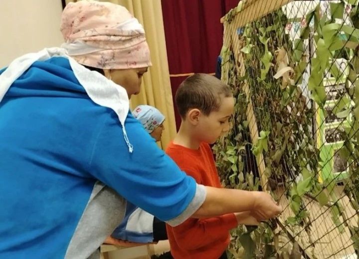 Югары Пәнәче балалары маскировка челтәрләре үрә, хатлар яза, үлән чәйләре әзерли