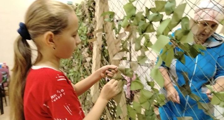 Югары Пәнәче балалары маскировка челтәрләре үрә, хатлар яза, үлән чәйләре әзерли