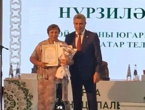 Югары Мәлем укытучысы Россия Мәгариф министрлыгы Мактау грамотасы белән бүләкләнде