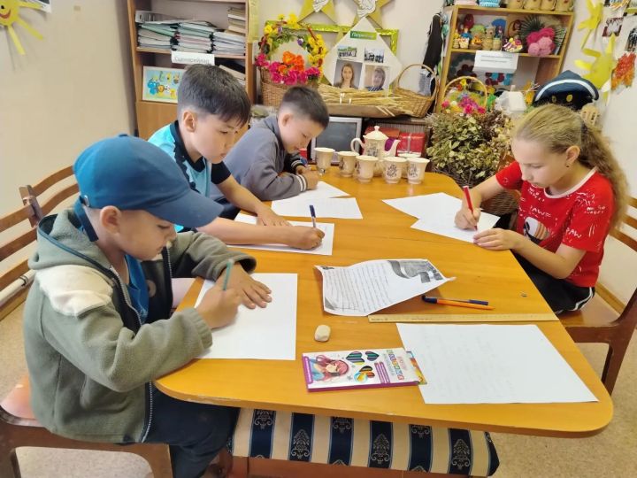 Югары Пәнәче балалары маскировка челтәрләре үрә, хатлар яза, үлән чәйләре әзерли
