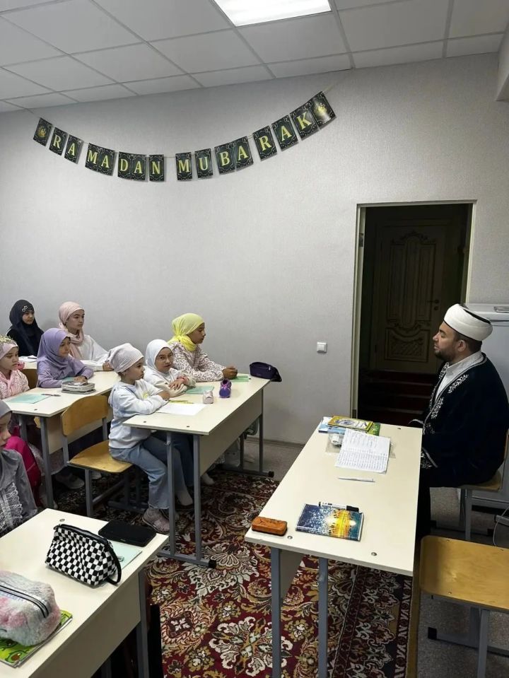 Зәйдә 30 кыз бала үзәк мәчет каршындагы курсларда укый башлады