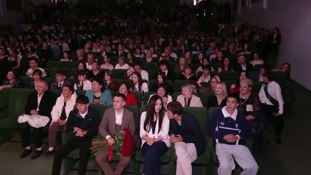 34 золотых и серебряных медалиста: в Заинске состоялся главный выпускной вечер района
