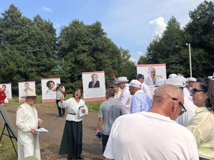 Зәй музее хезмәткәрләре Питрау бәйрәмендә тере тарих битләреннән күргәзмә оештырды