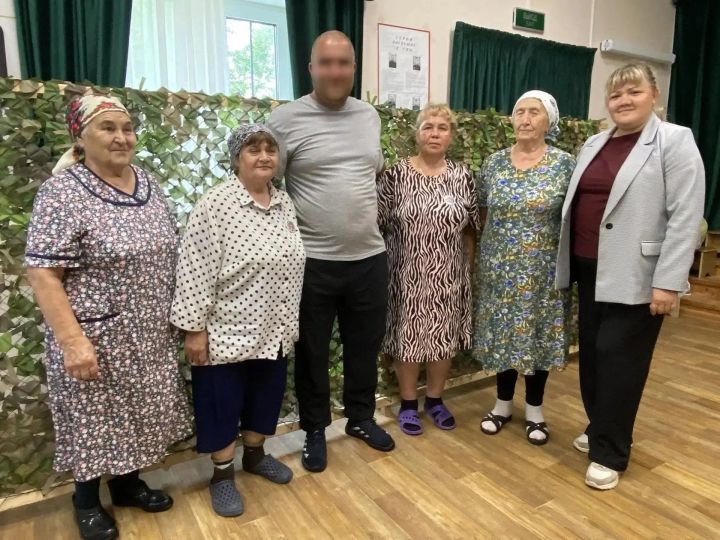 Поповкада маскировка челтәрләре үрүчеләр янында ялга кайткан хәрби егет булды
