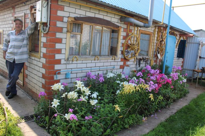 Бишсубашы авылыннан Галиуллиннар тормышын гөл-чәчкәләр бизи