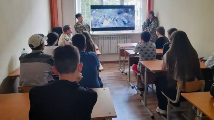 Зәйнең «Гвардия» эзтабарлар отряды эшкә урнашкан яшүсмерләр белән очрашты