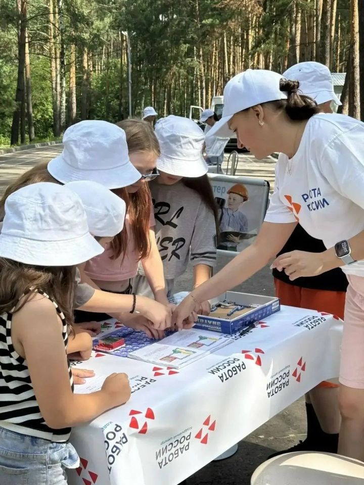 Зәйнең “Россиядә эш” кадрлар үзәге «Йолдызлык» лагеренда һөнәри юнәлеш бирү уены үткәрделәр