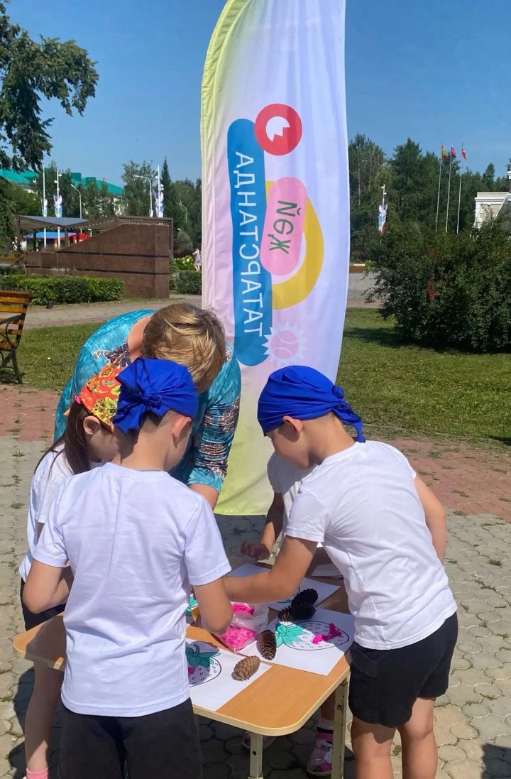 Зәйнең «Якты коңгыз» бакчасында татлы җәй