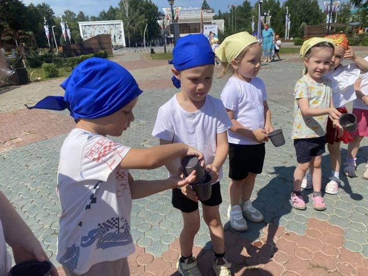 Зәйнең «Якты коңгыз» бакчасында татлы җәй