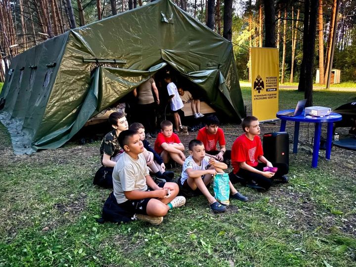 Палаткалы лагерьда ачык һавада кино күрсәтү балаларга онытылмаслык кич бүләк итте