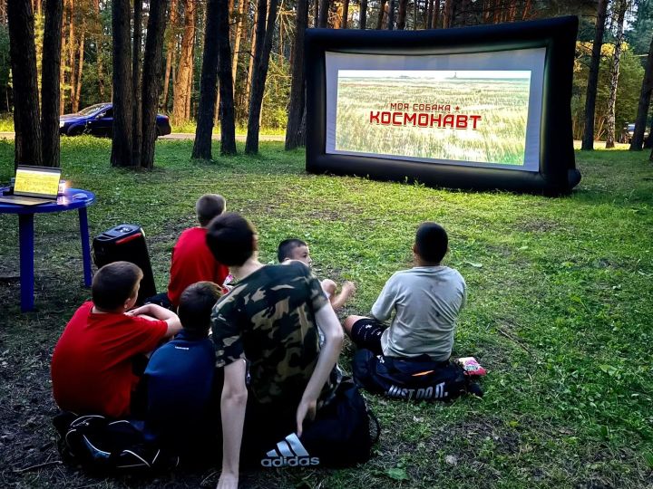Палаткалы лагерьда ачык һавада кино күрсәтү балаларга онытылмаслык кич бүләк итте