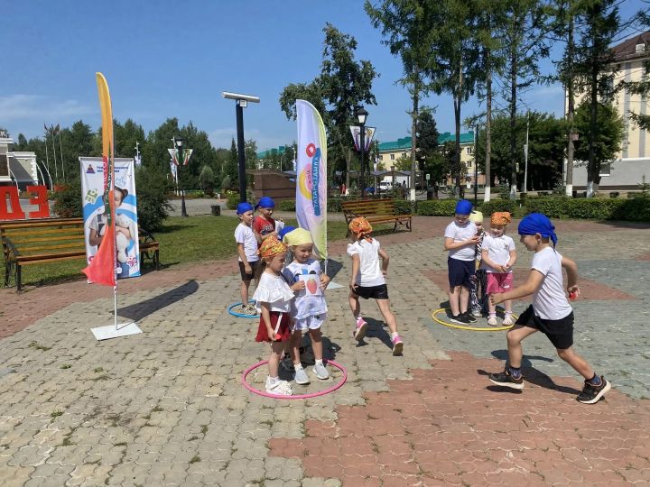 Зәйнең «Якты коңгыз» бакчасында татлы җәй