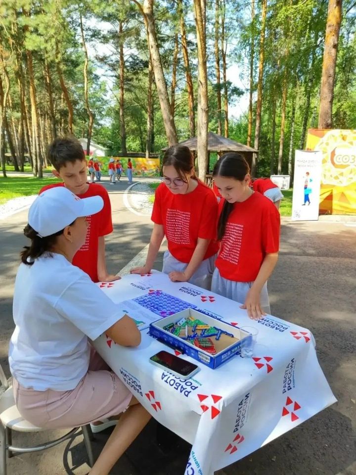 Зәйнең “Россиядә эш” кадрлар үзәге «Йолдызлык» лагеренда һөнәри юнәлеш бирү уены үткәрделәр