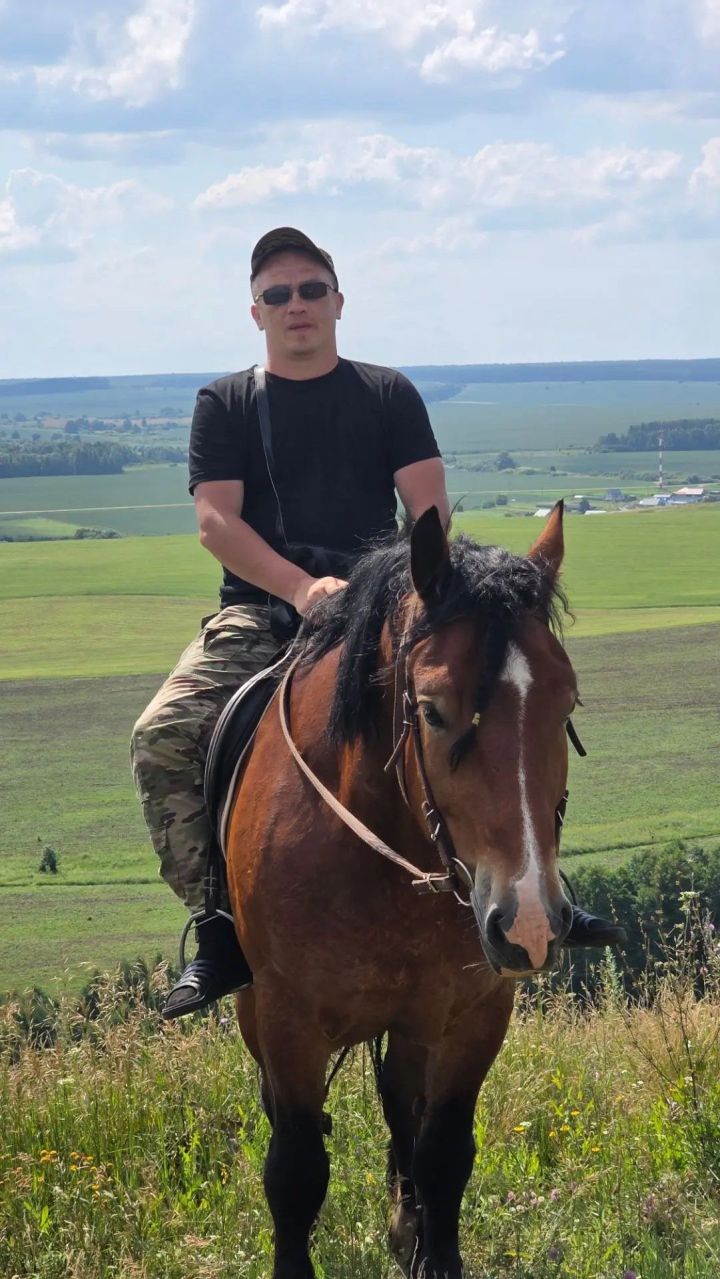 Туган якка мәхәббәт белән: Бигештә ялга кайткан хәрби егет Изге чишмә янында ял итү урыны булдырды