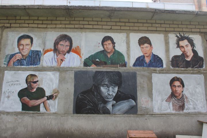 Җырлый торган стена: Эркин Пулатов Зәйне ачык һавадагы галереяга әйләндерүен дәвам итә