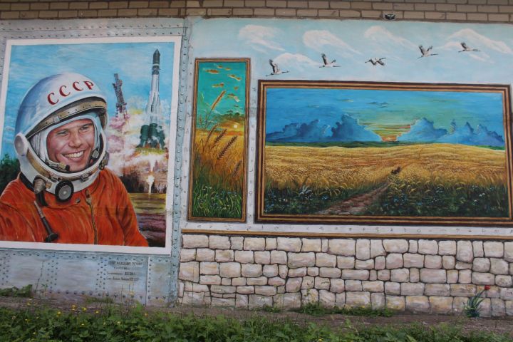 Җырлый торган стена: Эркин Пулатов Зәйне ачык һавадагы галереяга әйләндерүен дәвам итә