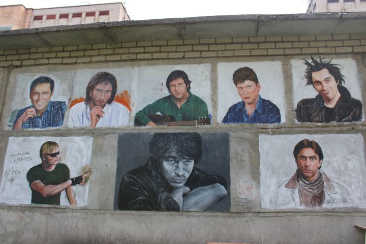 Җырлый торган стена: Эркин Пулатов Зәйне ачык һавадагы галереяга әйләндерүен дәвам итә