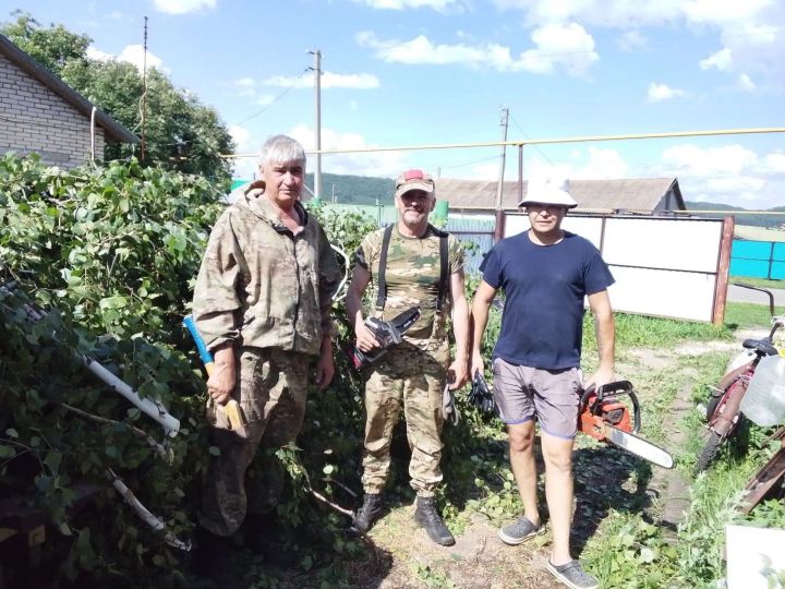 Үзебезнекеләрне ташламыйбыз: Зәйлеләр махсус хәрби операциядә катнашучы егетнең әти-әнисенә ярдәм иттеләр