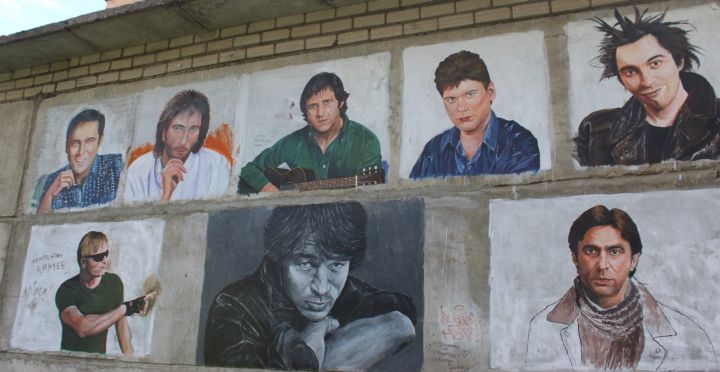 Җырлый торган стена: Эркин Пулатов Зәйне ачык һавадагы галереяга әйләндерүен дәвам итә