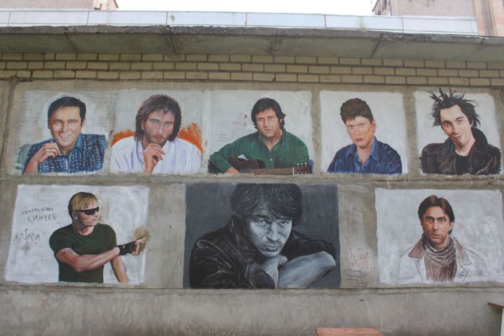 Җырлый торган стена: Эркин Пулатов Зәйне ачык һавадагы галереяга әйләндерүен дәвам итә